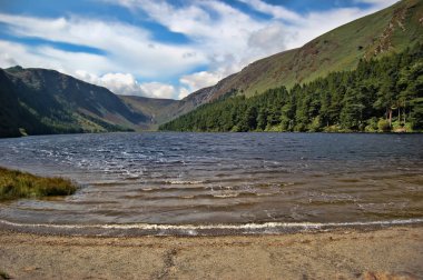 Dağlar turistik göllerde Glendalough
