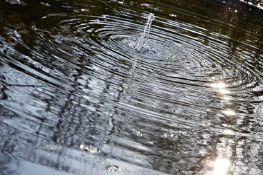 Su ve onun yansıması bir jet su yüzeyinde