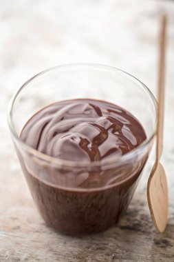 Tahta kaşık ile cam çikolatalı puding