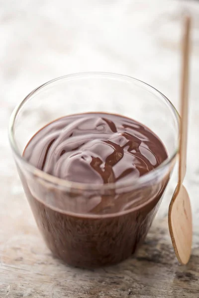 Pouding au chocolat en verre avec cuillère en bois — Photo