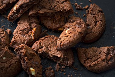 Üçlü karanlık, süt ve beyaz çikolata kurabiye 