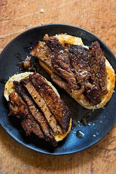 Sandwichs ouverts au pain au levain de steak moyen et bien coupé — Photo