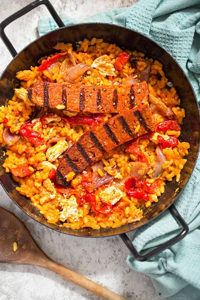 Chorizo y pollo a la plancha con paella de pimiento rojo — Foto de Stock