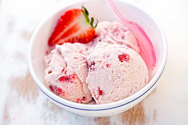 Crème glacée aux fraises dans un bol blanc — Photo