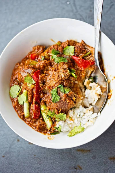 Malezyjski wołowina curry z scallions i czerwonej papryki — Zdjęcie stockowe