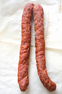 Biberli füme domuz sosisi 