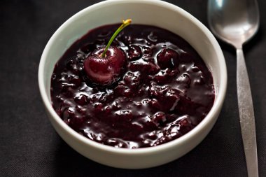 Kiraz kompostosu jöle ile üst kiraz