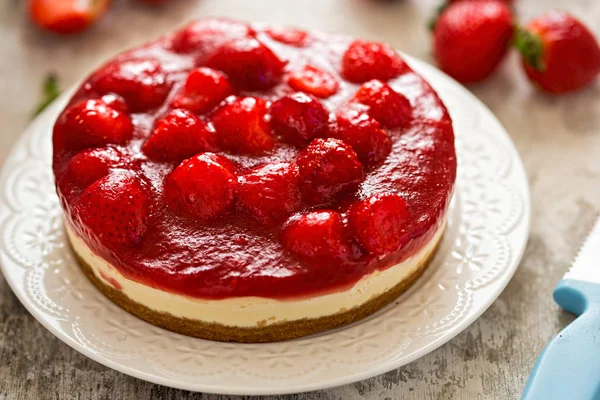 Cheesecake φράουλα σε λευκό φόντο — Φωτογραφία Αρχείου