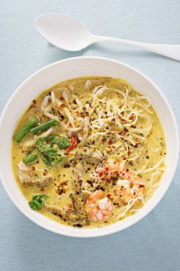 Izgara tavuk ve Kral laksa karides 