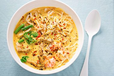 Izgara tavuk ve Kral laksa karides 