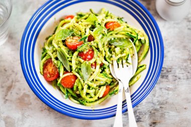 Spiralled kabak spagetti yeşil pesto ve kiraz domates ile 