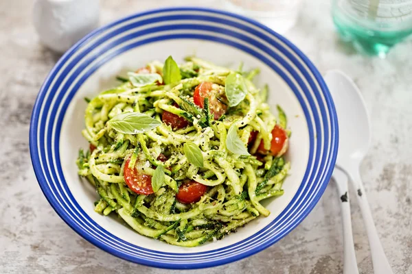 Spiralled kabak spagetti yeşil pesto ve kiraz domates ile 