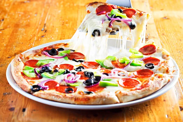 Pizza salam, kırmızı soğan, yeşil biber, Siyah Zeytin 