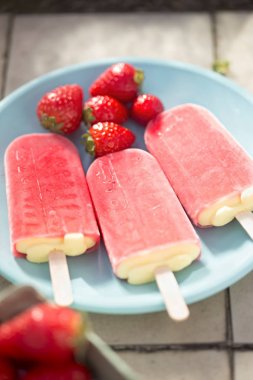 Çilek ve krema buz popsicles 
