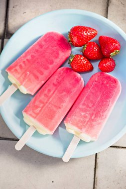 Çilek ve krema buz popsicles 