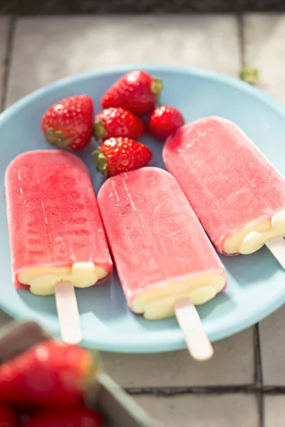 Glaces glacées aux fraises et à la crème — Photo