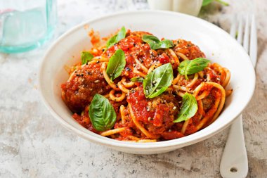 köfte, domates soslu spagetti ile 