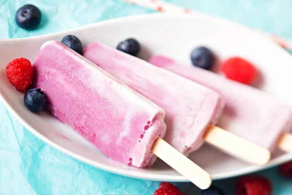 Crème glacée de marbre Berry popsicles — Photo