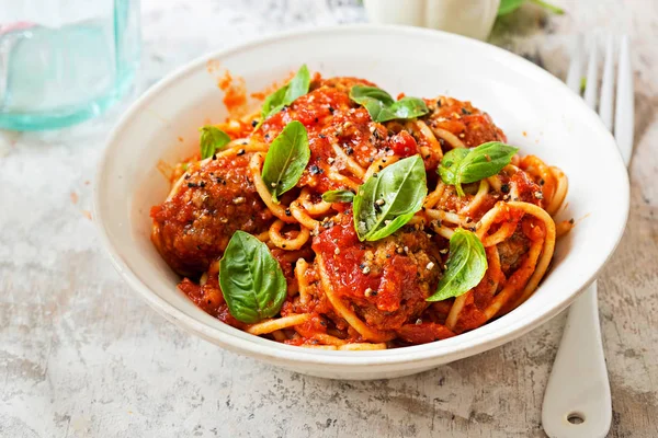 köfte, domates soslu spagetti ile 