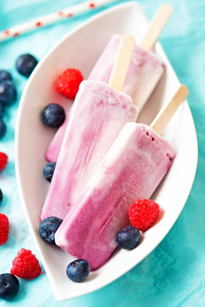 Crème glacée de marbre Berry popsicles — Photo