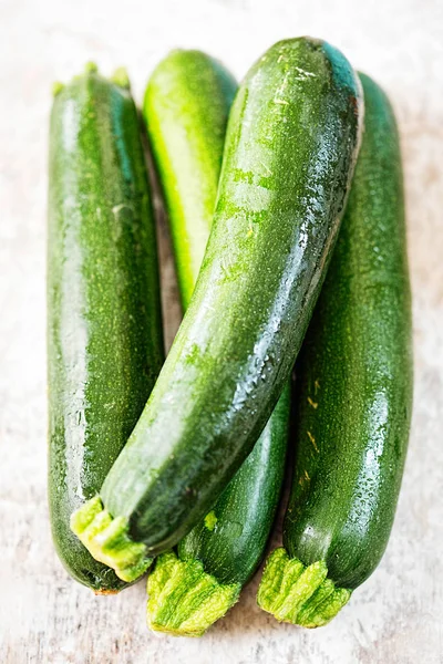 Beyaz arka plan üzerinde dört kabak 