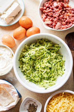 Kabak frittata malzemeyi kase - yumurta, un, rendelenmiş kabak, domuz eti, beyaz peynir, mascarpone 