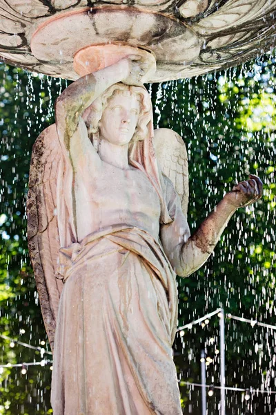 Estatua mujer cascada Dublín Iveagh Garden park — Foto de Stock