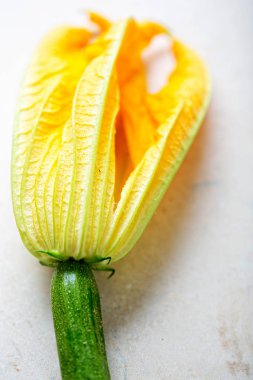 İzole yemeklik kabak çiçekleri 