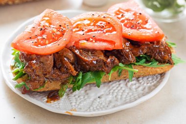 Rulo ile Barbekü Dana döş ve isot roket yaprakları ve domates sosu