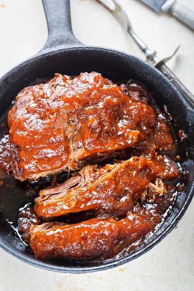 Brisket de bœuf cuit lentement au barbecue avec sauce chipotle — Photo