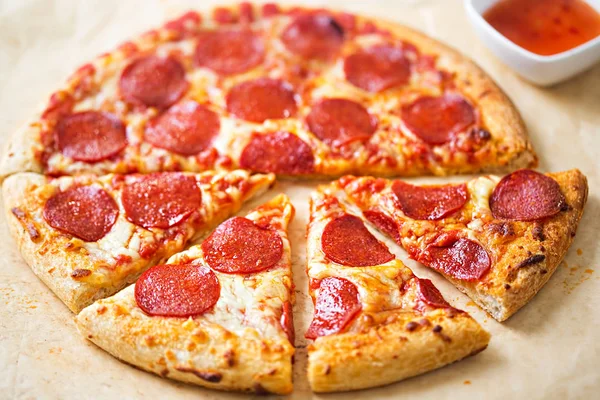 Pizza de pepperoni com molho de pimenta — Fotografia de Stock