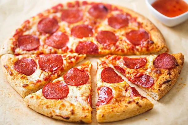 Biberli pizza biber sosu ile 