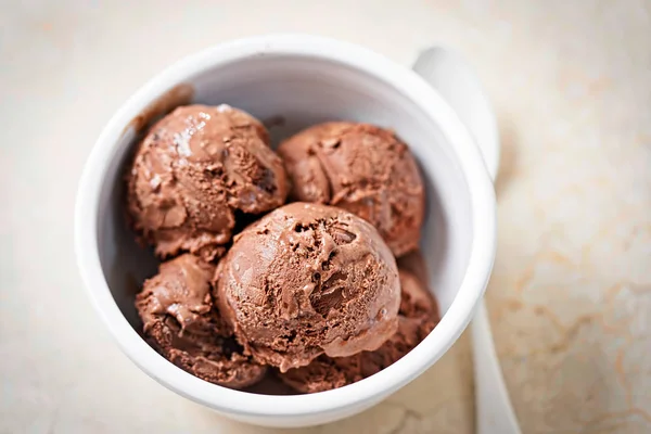 Sorvete de chocolate com pedaços de brownies em tigela branca — Fotografia de Stock