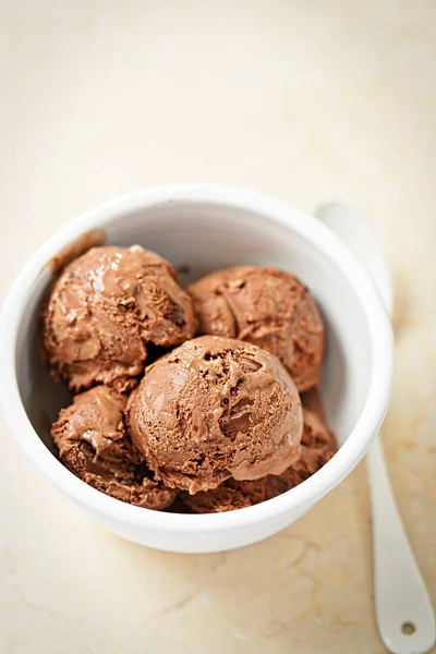 Sorvete de chocolate com pedaços de brownies em tigela branca — Fotografia de Stock