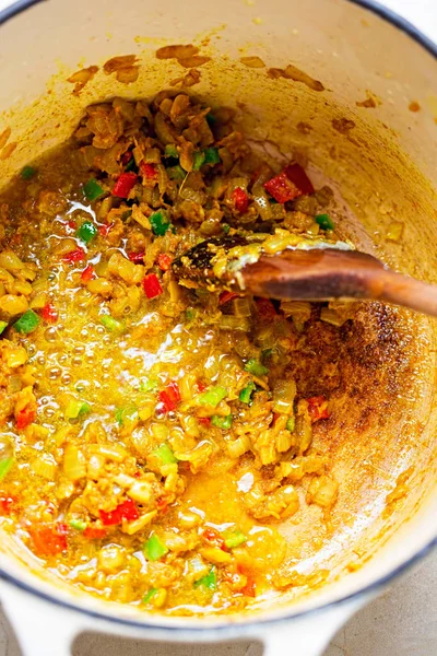 Curry paszta a sült hagyma, zöld és piros hidegrázás, reszelt gyömbér és fűszerek elkészítése — Stock Fotó