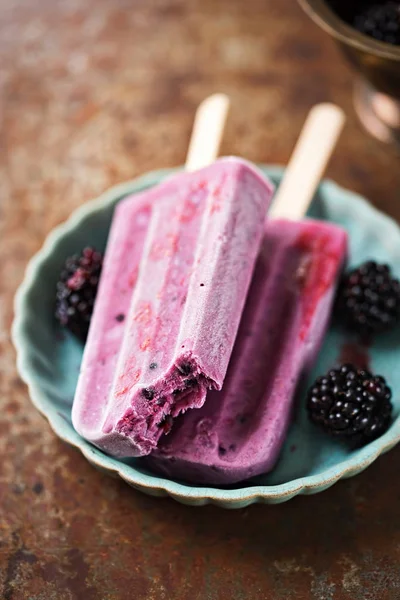 Blackberry ice cream popsicles on rustic background — Stock Photo, Image