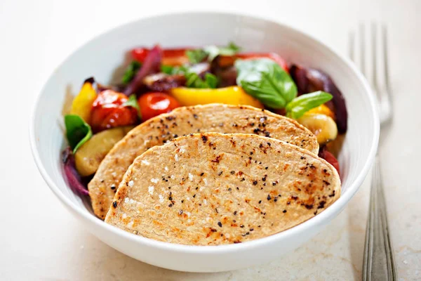 Filetes de micoproteína de pollo sin carne con verduras a la parrilla — Foto de Stock