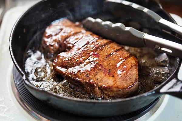 Angus tik bitkisel yağ demir döküm üzerine kızarmış 