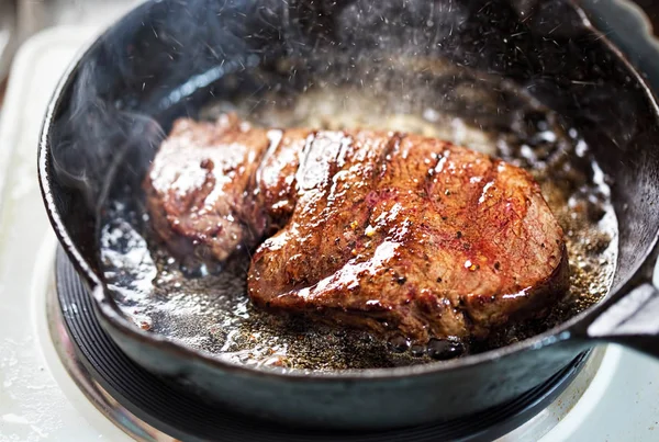 Angus teca frita sobre aceite vegetal sobre hierro fundido — Foto de Stock