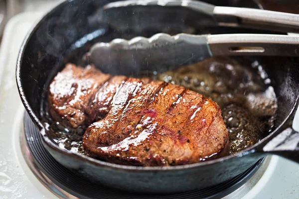 Angus tik bitkisel yağ demir döküm üzerine kızarmış 