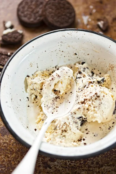 Cookie and cream ice cream in white bowl — Stock Photo, Image