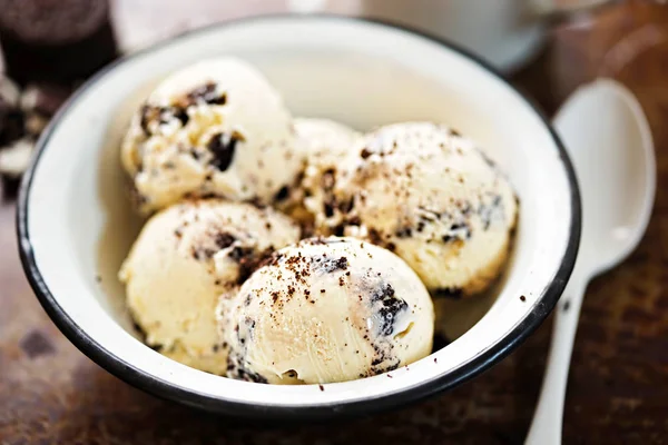 Gelado de biscoito e creme em tigela branca — Fotografia de Stock