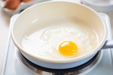Bitkisel yağ mavi Pan kızarmış yumurta 