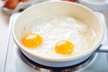 Bitkisel yağ mavi Pan kızarmış yumurta 