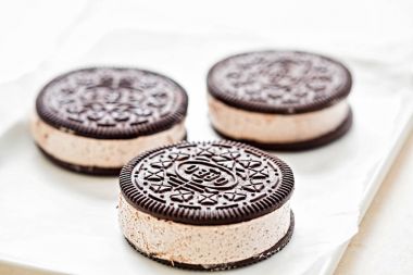 Dondurmalı sandviç Oreo - vanilya lezzet dondurma ezilmiş bisküvi ile dolu çikolata aromalı sandviç bisküvi 