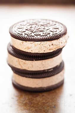 Dondurmalı sandviç Oreo - vanilya lezzet dondurma ezilmiş bisküvi ile dolu çikolata aromalı sandviç bisküvi 
