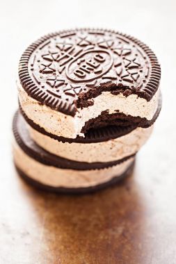 Dondurmalı sandviç Oreo - vanilya lezzet dondurma ezilmiş bisküvi ile dolu çikolata aromalı sandviç bisküvi 