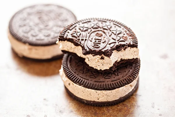 Dondurmalı sandviç Oreo - vanilya lezzet dondurma ezilmiş bisküvi ile dolu çikolata aromalı sandviç bisküvi 