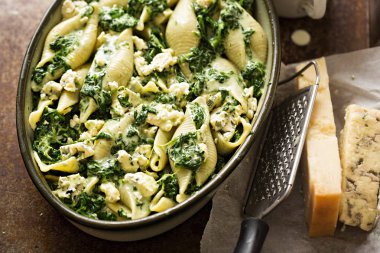 Fırın hazır kek parmesan ve mavi peynir ile ıspanak jumbo seashell makarna 