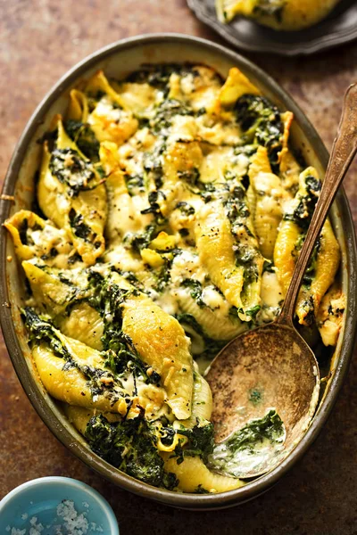 Parmesan ve mavi peynir fırında ıspanaklı jumbo seashell makarna 